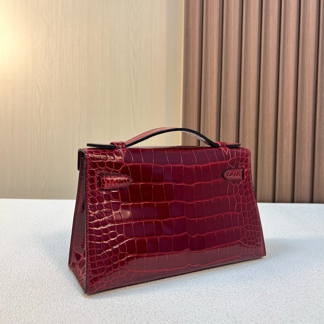 现货 KL Pochette 22cm 亮面美洲鳄鱼 Ck55 Rouge H 爱马仕红 银扣 Phw