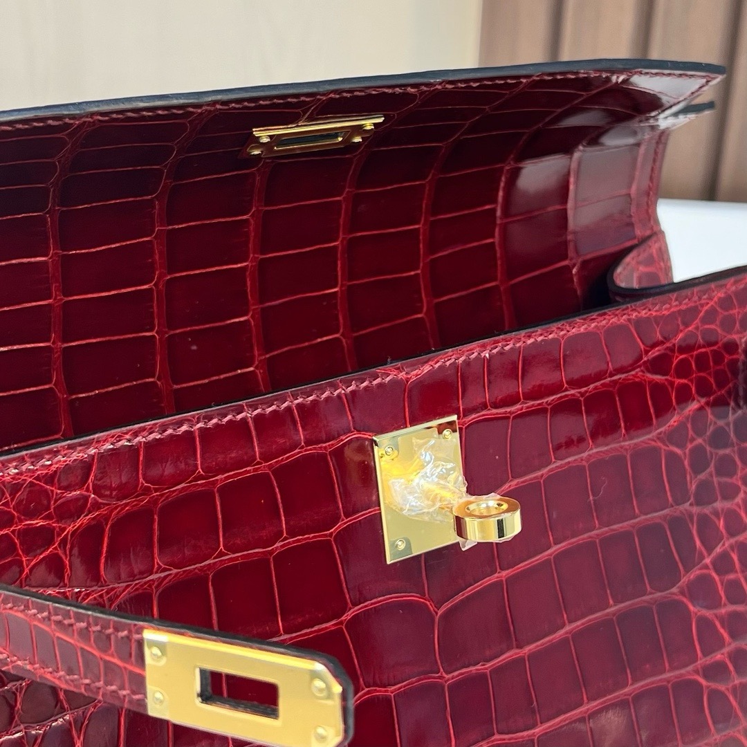 现货 KL Pochette 22cm 亮面美洲鳄鱼 CC55 Rouge H 爱马仕红 金扣 Ghw