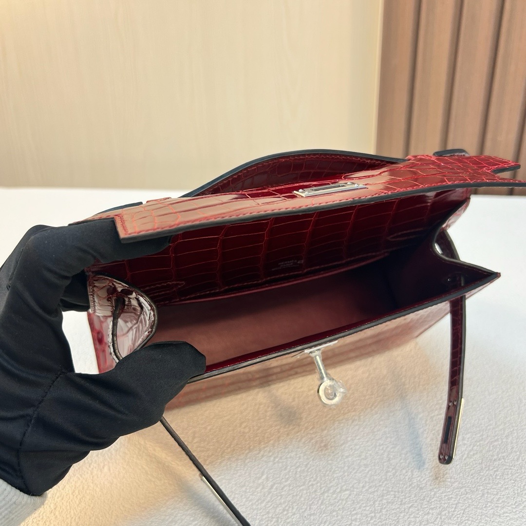 现货 KL Pochette 22cm 亮面美洲鳄鱼 Ck55 Rouge H 爱马仕红 银扣 Phw