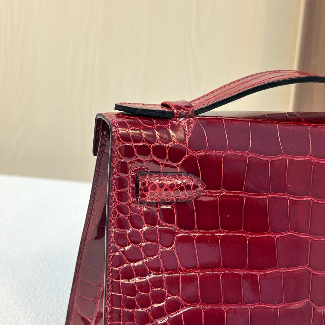 现货 KL Pochette 22cm 亮面美洲鳄鱼 Ck55 Rouge H 爱马仕红 银扣 Phw