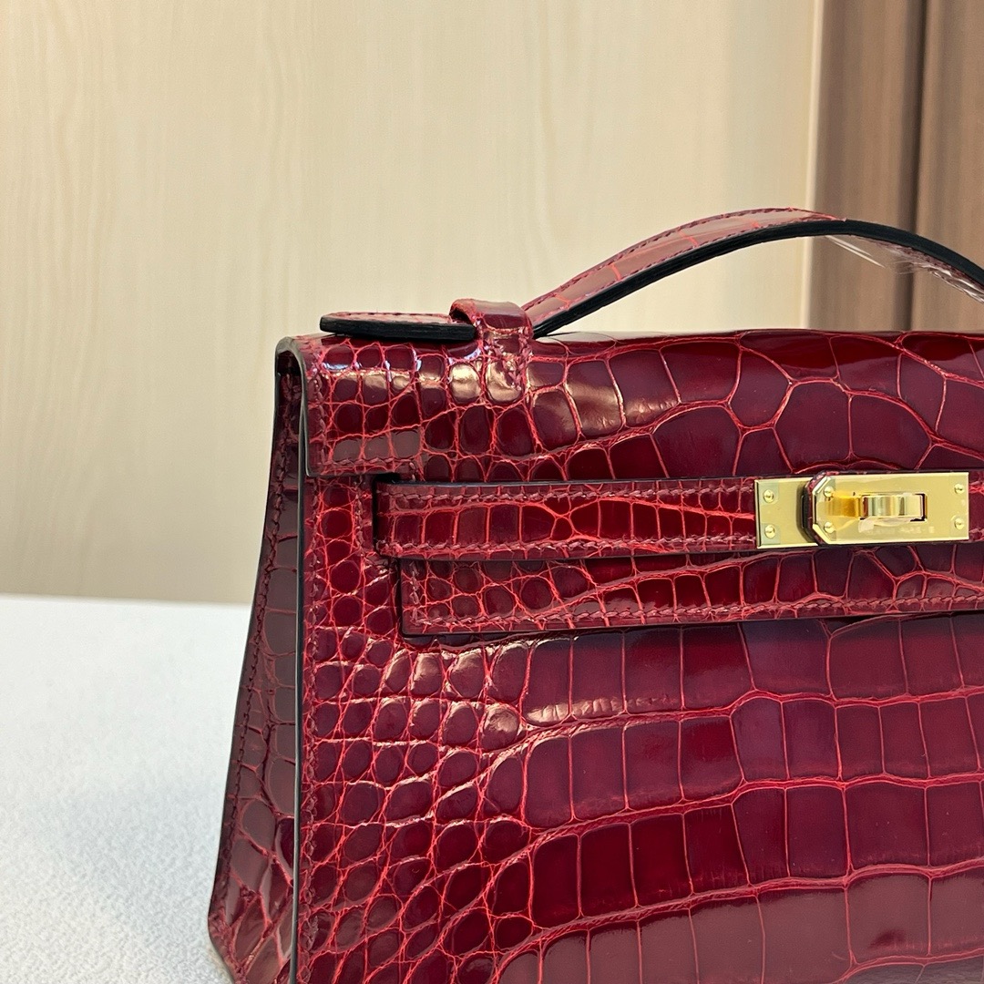现货 KL Pochette 22cm 亮面美洲鳄鱼 CC55 Rouge H 爱马仕红 金扣 Ghw