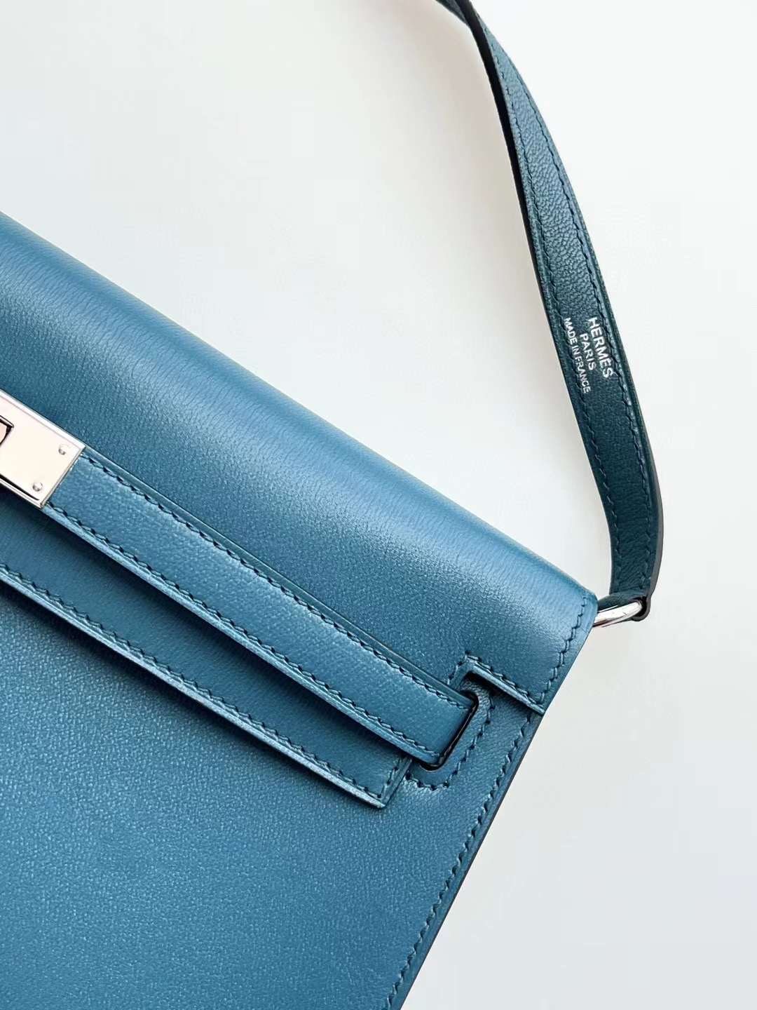 KL Elan B3 Bleu Zanzibar color
