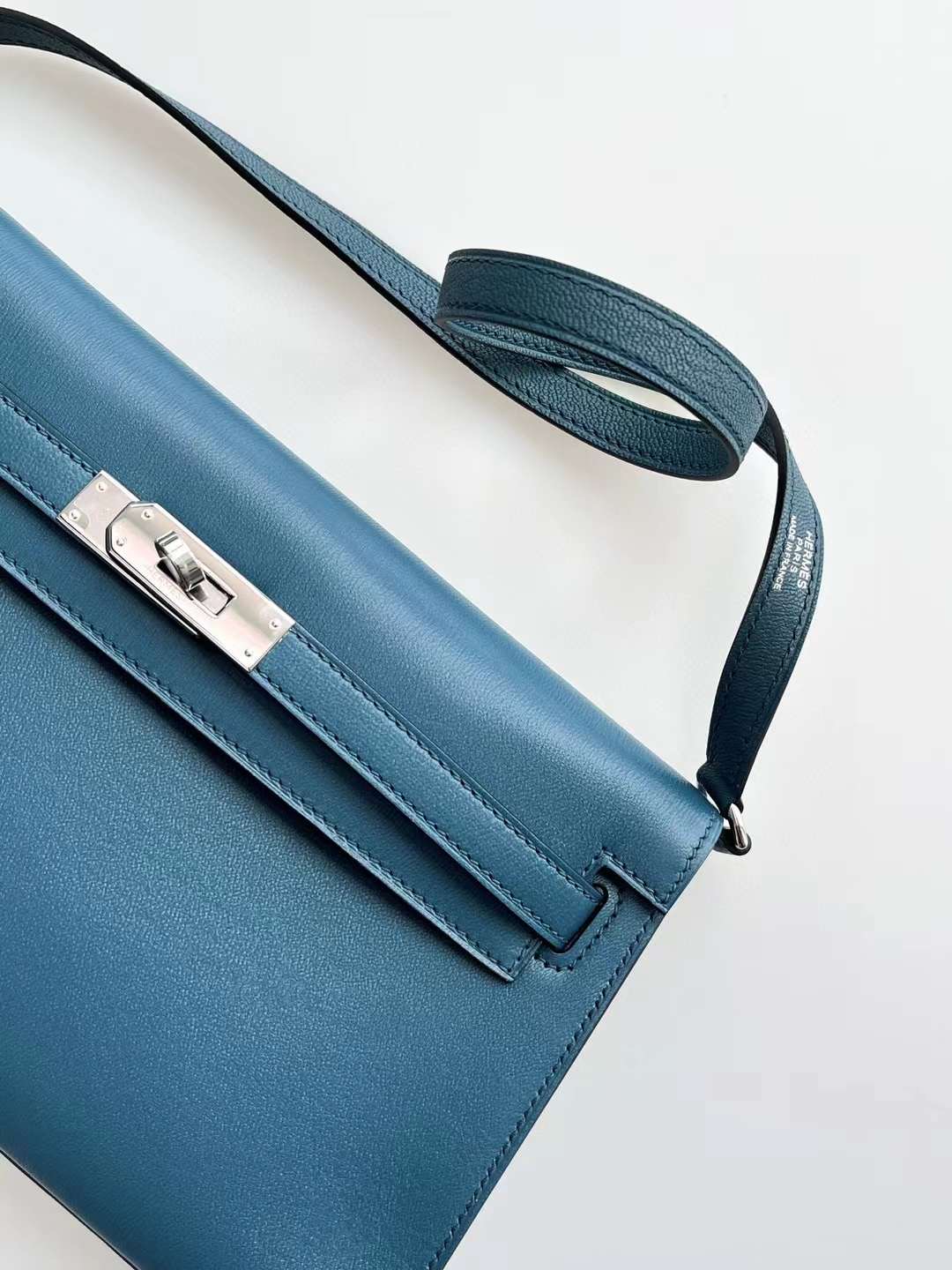 KL Elan B3 Bleu Zanzibar color