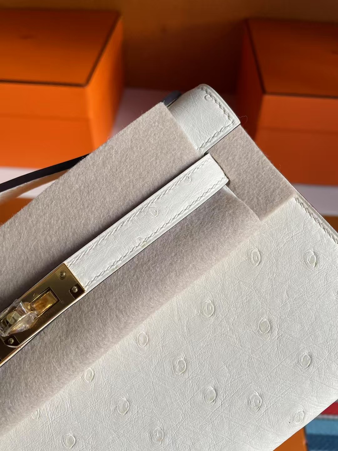 KL Pochette Ostrich CK10 Craie Gold Hardware