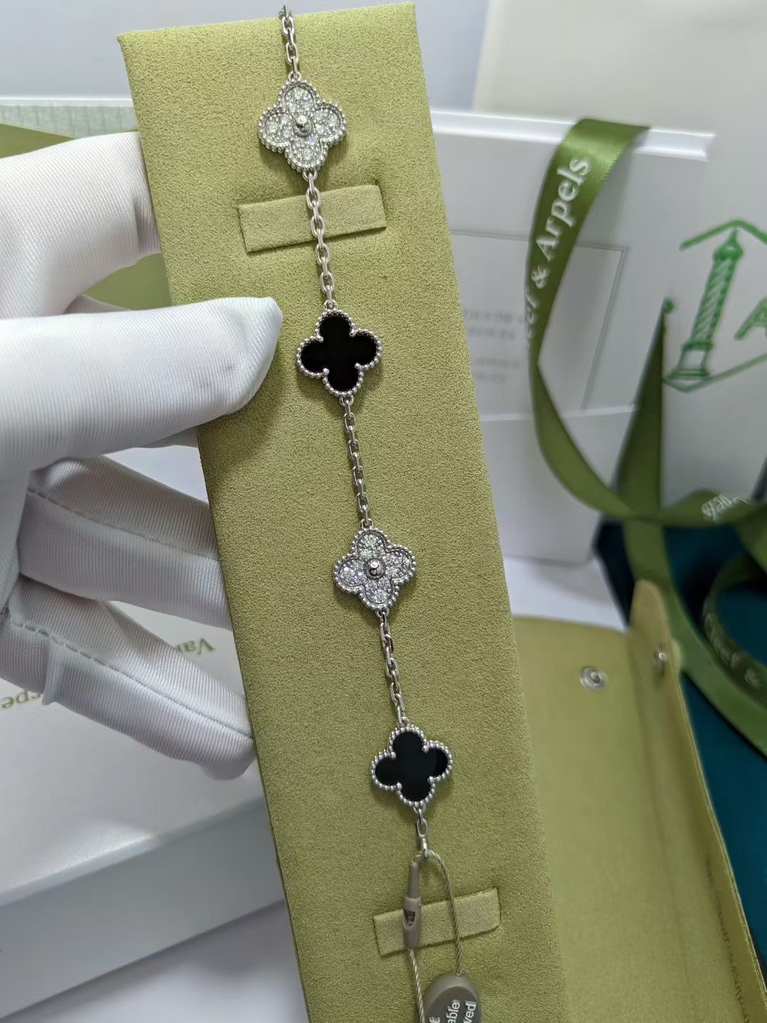 VCA 5 motif bracelet with diamond