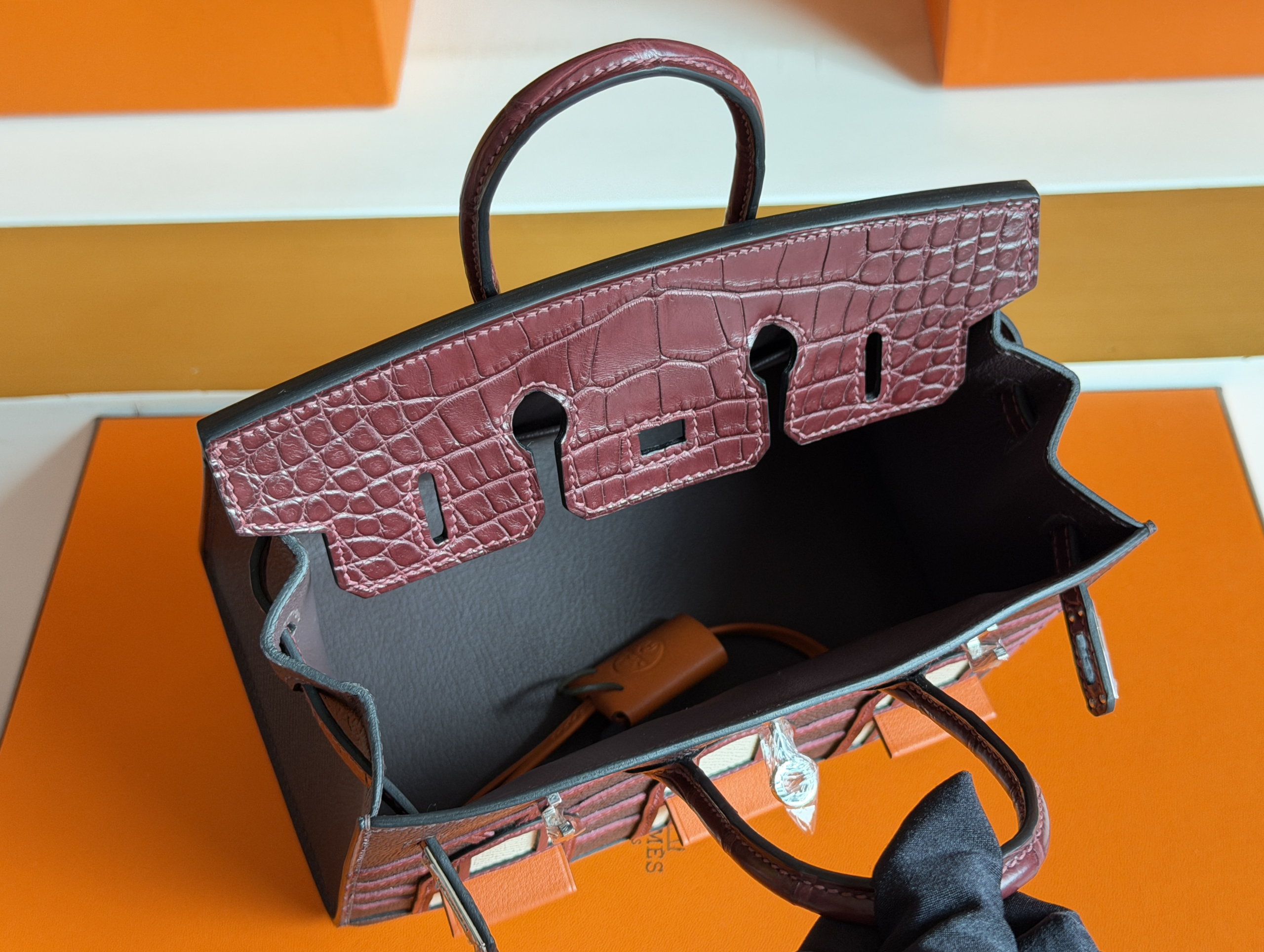 United Arab Emirates HM BK 20cm sellier Faubourg
